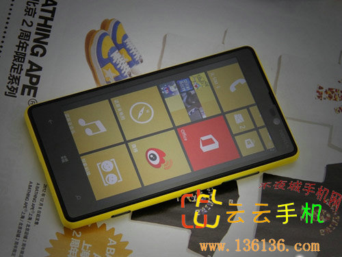 ɫ˫WP8콢 ŵLumia 820ͼ