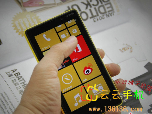 ɫ˫WP8콢 ŵLumia 820ͼ